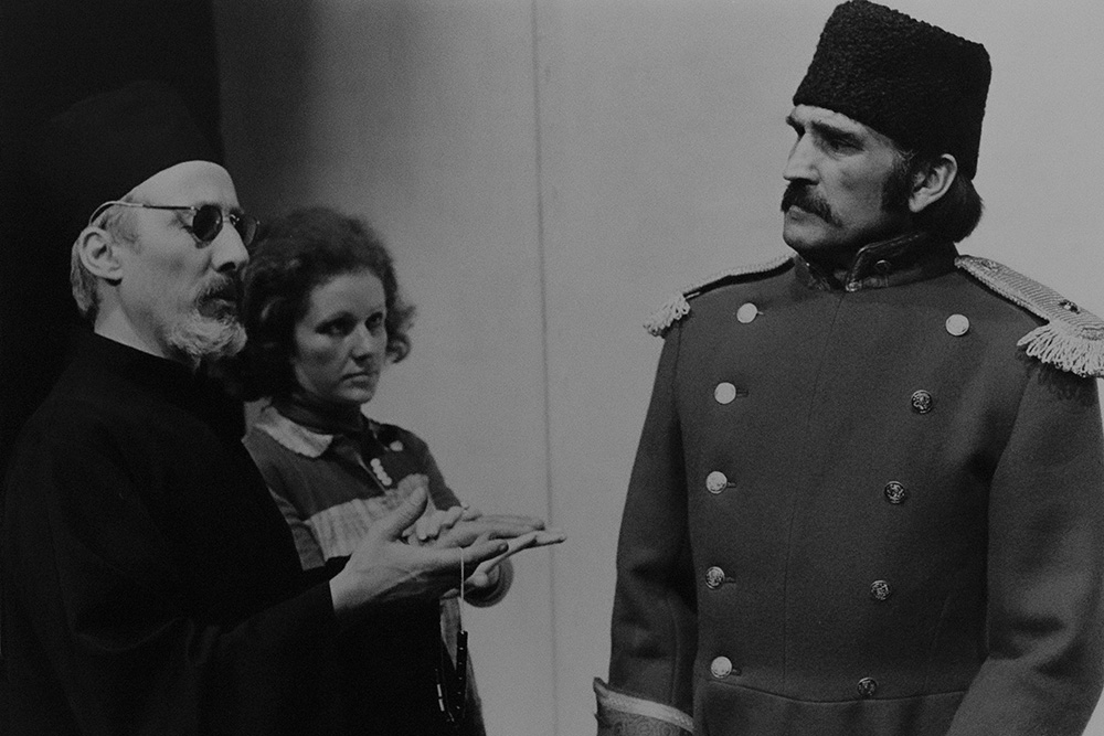 Production still for "Antigone". L-R: Bruce Kerr as Teiresias, Nadia Tass (singer), Gerard Kennedy as Creon. Photographer: Jeff Busby