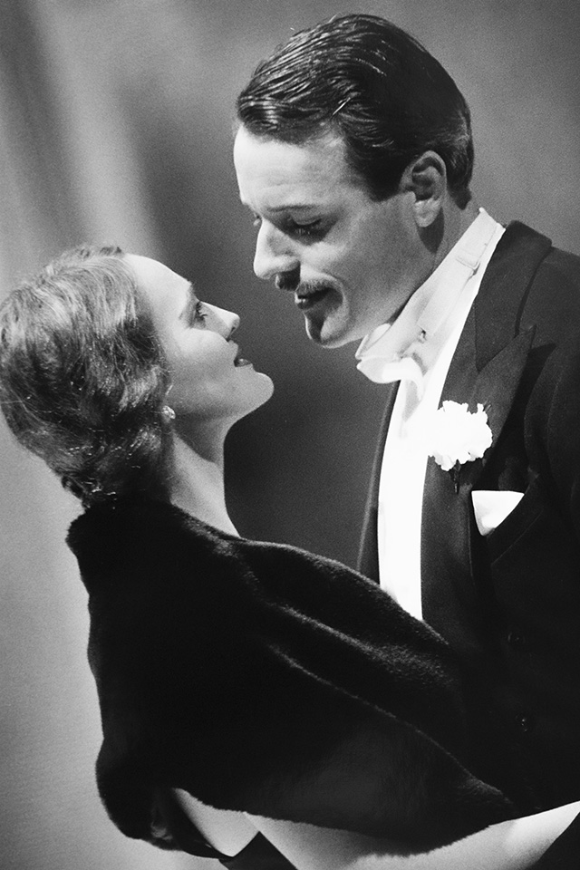 Production still for "Jungfrau". L-R: Leverne McDonnell as Dr Eve Blakemore, Guy Hooper as Oswald Mackins. Photographer: Jeff Busby