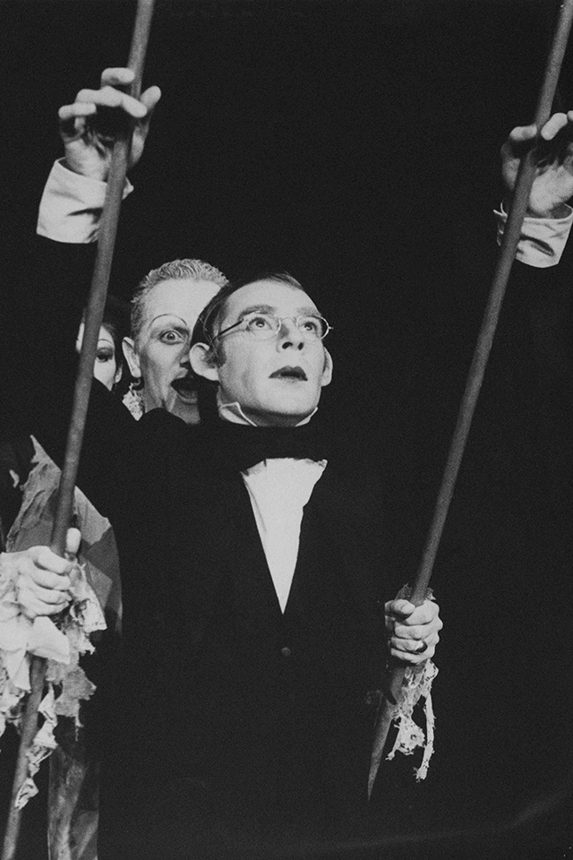 Production still from "The Fall of the House of Usher". L-R: Steven Berkoff as Roderick Usher, Terence McGinity as Edgar . Photographer: Roger Morton