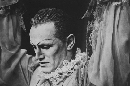 Production still from "The Fall of the House of Usher". L-R: Steven Berkoff as Roderick Usher. Photographer: Roger Morton